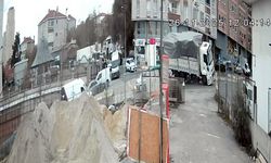 Esenyurt’ta yükü kayan kamyon devrildi