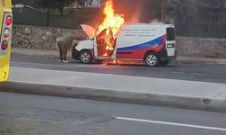 Kağıthane'de hafif ticari araç alev alev yandı