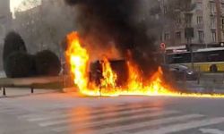 Sultangazi'de yanan hafif ticari araç kullanılamaz hale geldi