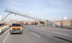 Niğde'de damperi açık kalan kamyon PTS direğine çarptı