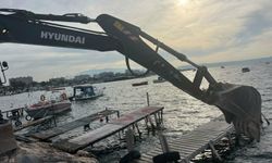 Kaçak barınak ve iskeleler yıkıldı; tekne sahipleri çözüm istedi