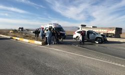 Kamyonet ile otomobil çarpıştı: 3'ü çocuk 7 yaralı