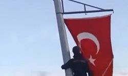 Katlanan Türk bayrağını direğe tırmanıp düzeltti