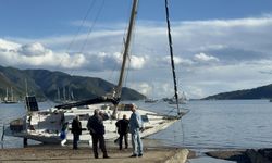 Marmaris’te sağanak ve fırtınada karaya vuran tekneler çekildi