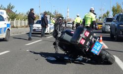 Motosiklet, kamyona çarptı; 1 polis yaralı