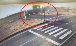 Mardin'de 3 aracın karıştığı kazada TIR alev aldı; o anlar kamerada