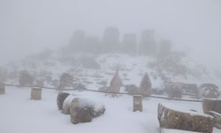 Nemrut Dağı'nda heykeller beyaz örtüyle kaplandı