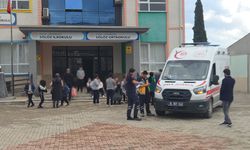 Öğle yemeği yiyen 20 öğrenci, gıda zehirlenmesi şüphesiyle hastaneye kaldırıldı