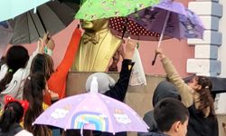 Öğrenciler yağmur altında Atatürk büstünü şemsiyeyle korudu