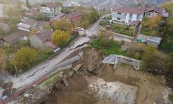 Okul yapımı için kazılan temelin yanından geçen yol çöktü