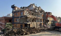 Ordu’da zemindeki kaymaya bağlı çatlaklar oluşan binanın yıkımı yapılıyor