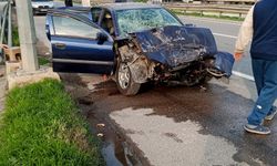 Otomobil, güvenlik şeridinde duran tankere çarptı : 3 kişilik aile yaralandı