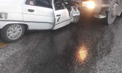 Otomobil ile kamyon kafa kafaya çarpıştı: 1 ölü, 1 yaralı