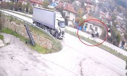 Otomobilin trafik levhasına çarpıp, takla attığı kaza kamerada