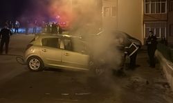 Park halindeki otomobil alev alev yandı