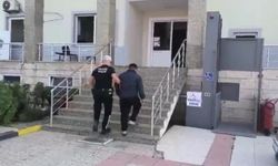 Plakasını kapattığı motosiklet ile tek teker üzerinde ilerleyen sürücünün ehliyeti iptal edildi