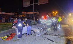 Polisten kaçarken otomobili ile kaza yaptı; 2 yaralı