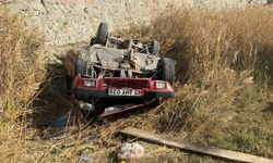 Salihli'de otomobil tarlaya uçtu; 1'i bebek 5 yaralı