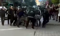 Seyyar satıcının, arabasını zabıtaya vermemek için direndiği anlar kamerada