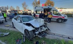 Sürücülerinin yarıştığı 2 otomobil, belediye otobüsü ile çarpıştı; 14 yaralı