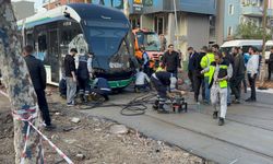 Tramvay ile çöp kamyonu çarpıştı: 3 yaralı