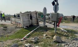 Trenin çarptığı kamyonet ikiye bölündü