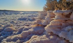 Tuz Gölü'nde suların çekilmesiyle oluşan tuz kütleleri ilgi odağı haline geldi