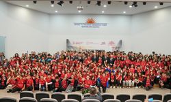 İstanbul'da lisanslı sporcu öğrencilere forma dağıtıldı