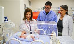 Yenidoğan uzmanının doktor adayı oğlu kendisi gibi prematürelere umut olmak istiyor