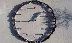 Kars'ta ilkokul öğrencilerinden saat "09.05" koreografisi