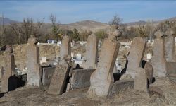 Kayseri'de Türk boyları ve Osmanlı dönemi bezemeli mezar taşları belgelendi