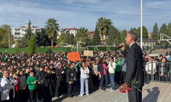 Samsun'da 43 yıllık Türkçe öğretmeni düzenlenen törenle öğrencilerine veda etti