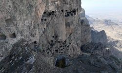 Kayaların içine kurulan 2 bin yıllık "Öksüt Kalesi" zamana direniyor