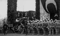 Arşiv fotoğrafları, büyük önder Atatürk'ün son yolculuğundaki kederi gözler önüne seriyor