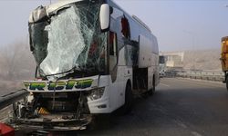 Erzurum'da yolcu otobüsü ile tırın çarpıştığı kazada 11 kişi yaralandı