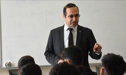 Görme engelli öğretmen, azmiyle öğrencilerine örnek oluyor