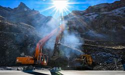 Van-Bahçesaray kara yolundaki çığ yataklarına "palyeli" önlem