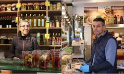 Karşılıklı turşu dükkanı işleten çiftin hikayesi "Neşeli Günler" filmini hatırlatıyor