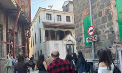 İzmir'de üniversite öğrencileri kentin sokaklarını yapay zekayla tabloya dönüştürdü