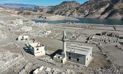 Kars'ta baraj sularının çekilmesiyle köy gün yüzüne çıktı