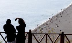 Antalya'da güneşli havayı fırsata çeviren vatandaşlar sahillerde yoğunluk oluşturdu