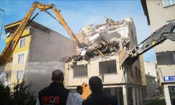 Sındırgı'da ağır hasarlı binaların yıkımı ve enkaz kaldırma işlemleri devam ediyor
