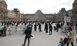 Paris'te tarihi eserlerin çalındığı Louvre Müzesi için güvenlik önlemleri artırılacak
