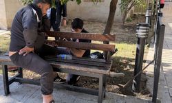 Uyurken bacağını banka sıkıştırdı, itfaiye kurtardı