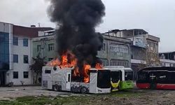 Yetkili servise bırakılan park halindeki 3 otobüs alev alev yandı
