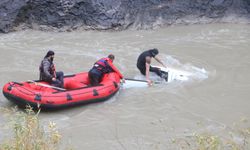 Zap Suyu’na yuvarlanan kamyonetteki 4 kişi, botlarla kurtarıldı