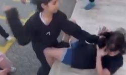 Akranları, kız öğrenciyi tekme- yumruk dövüp saçından sürükledi; o anlar kamerada