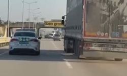 Dur ihtarından kaçan ehliyetsiz TIR sürücüsü, aracın lastiklerine silah doğrultulunca durdu