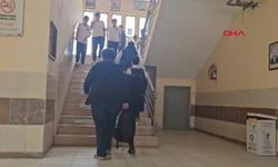 Bilinçli olarak koridora bırakılan pet şişeyi alıp çöpe atan öğrenciye ödül