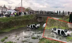 Dere yatağına yuvarlanan otomobildeki 3 kişi yaralandı